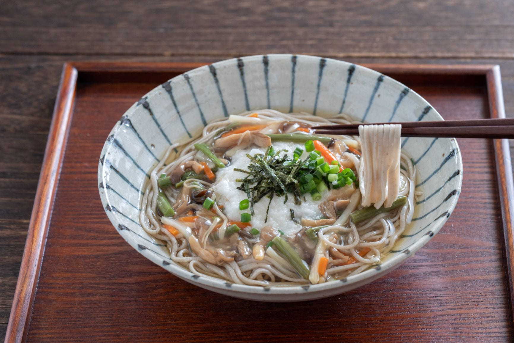 金のどんぶりアレンジ 山菜きのことろろそば